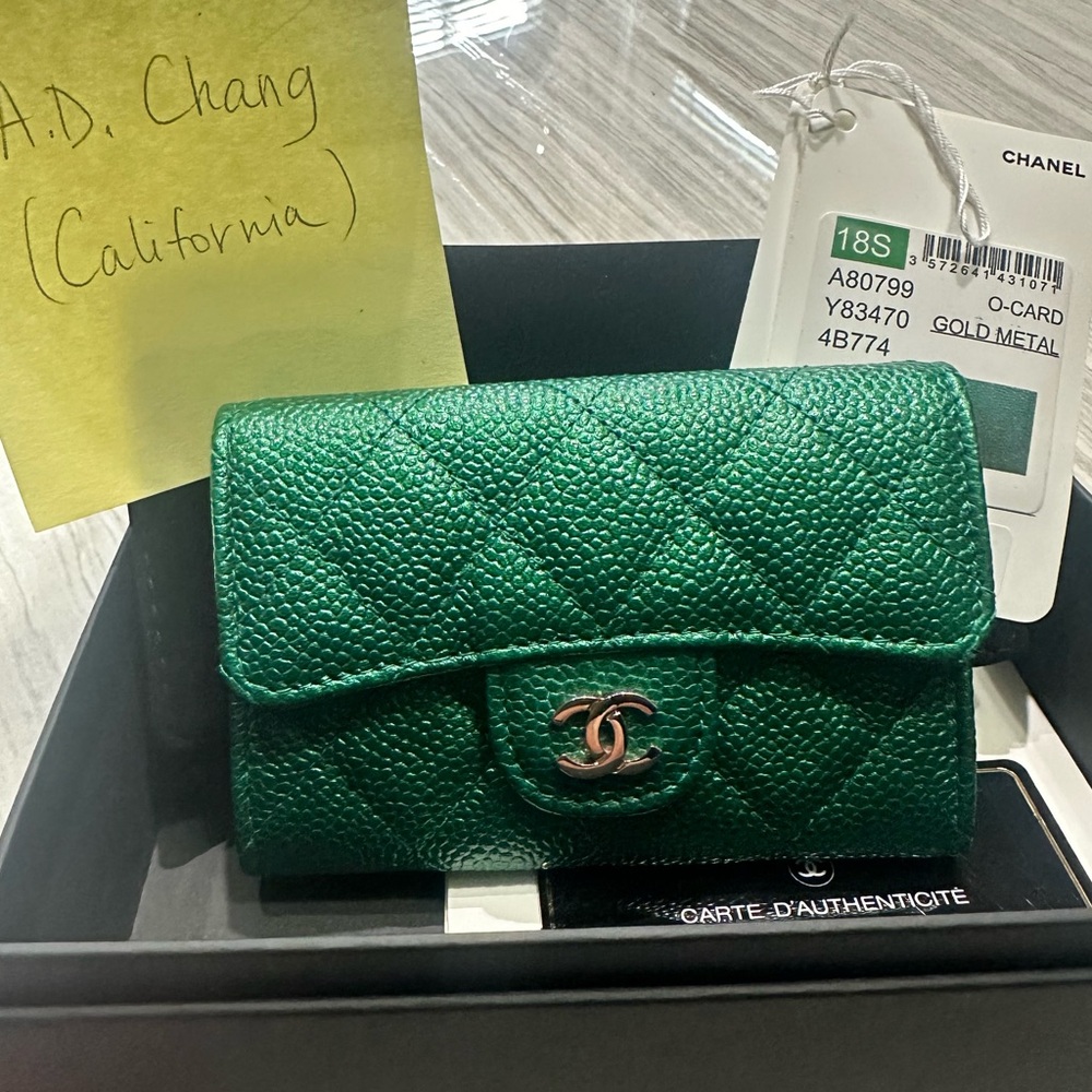 SOLD!! 🦄 18s Chanel Emerald Green Snap Cardholder in Caviar with LGHW.